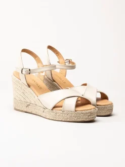 Alberville - Beige kilklackade sandaletter i skinn