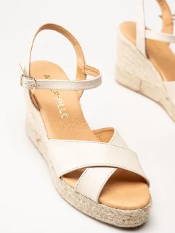 Alberville - Beige kilklackade sandaletter i skinn