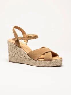 Alberville - Vendy Suede Elche - Ljusbruna kilklackade sandaletter i mocka