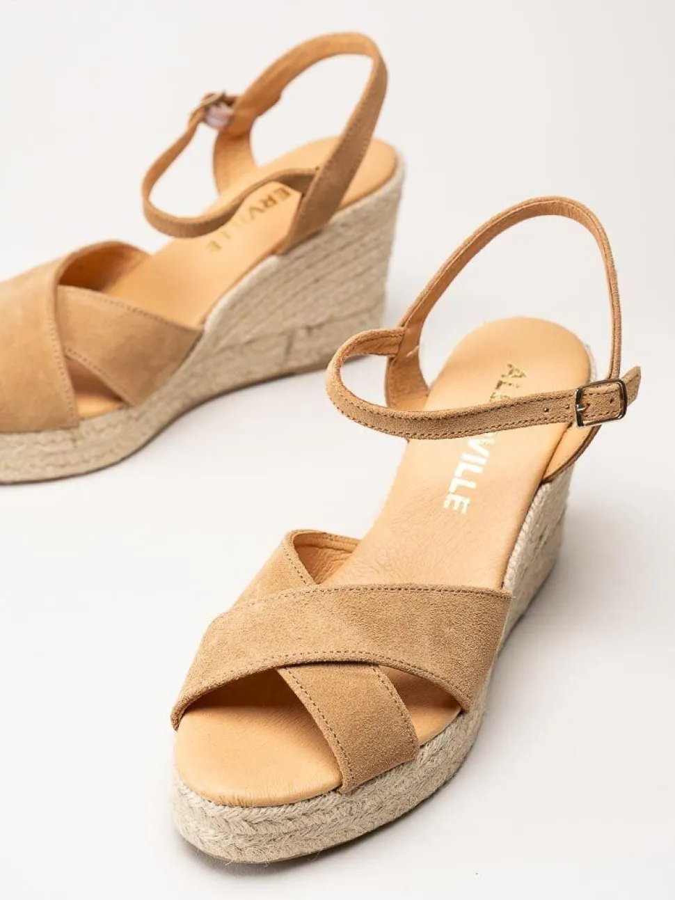 Alberville - Vendy Suede Elche - Ljusbruna kilklackade sandaletter i mocka