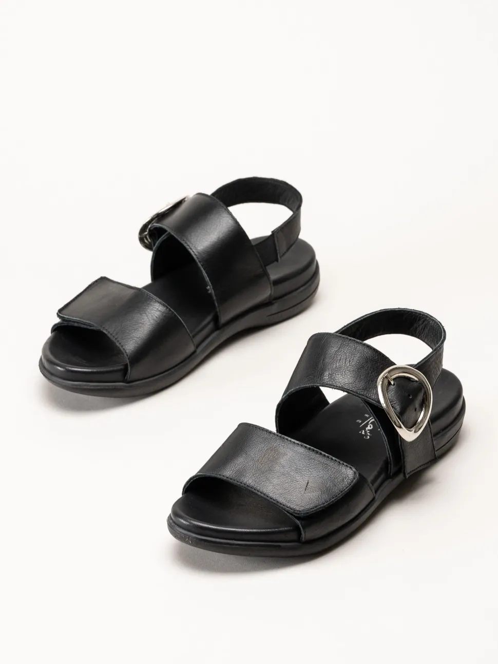 Andrea Conti - Svarta sandaler