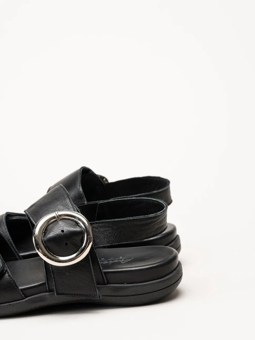 Andrea Conti - Svarta sandaler