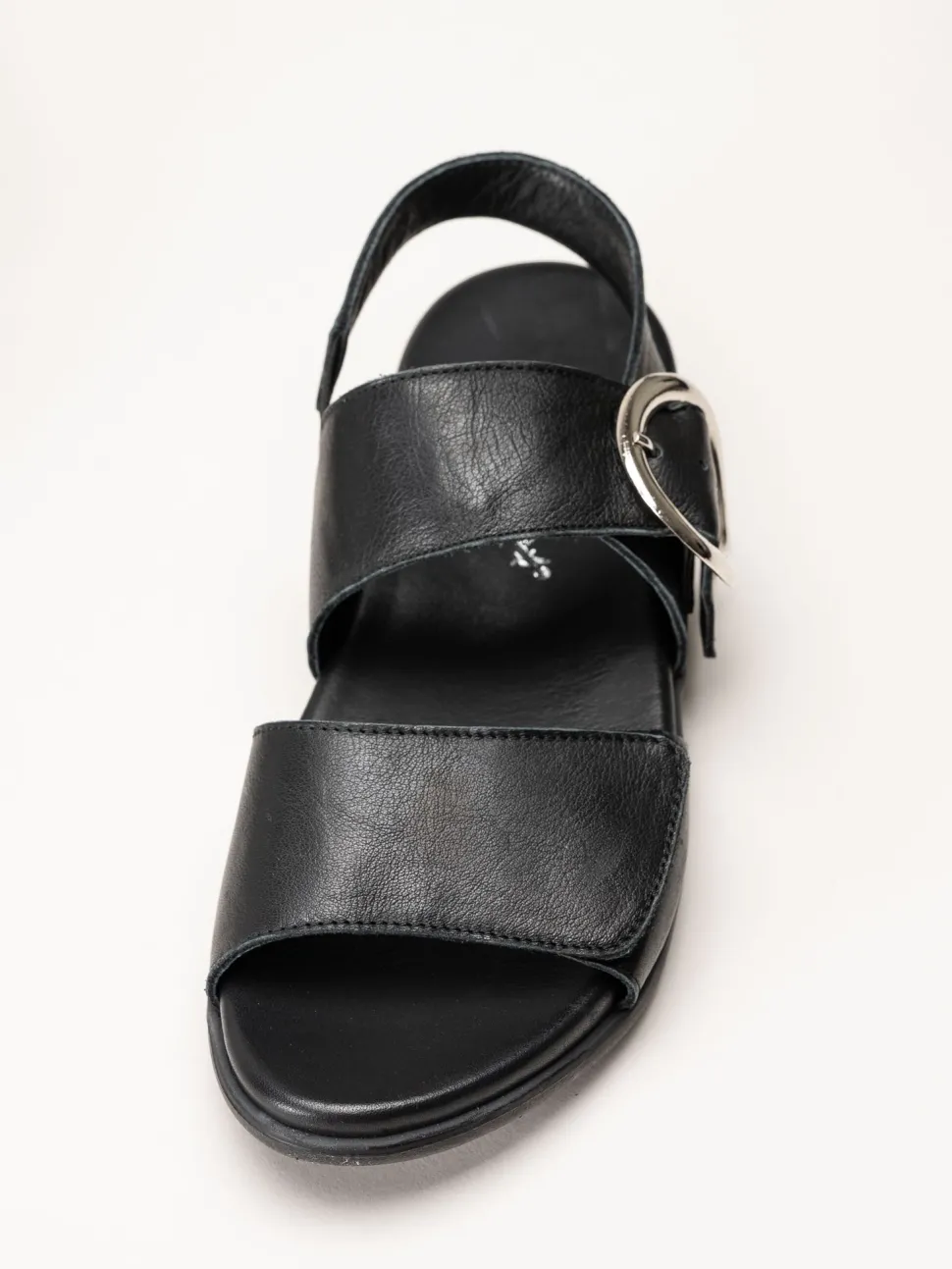 Andrea Conti - Svarta sandaler