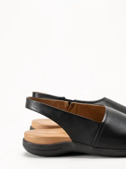 Andrea Conti - Svarta sandaler