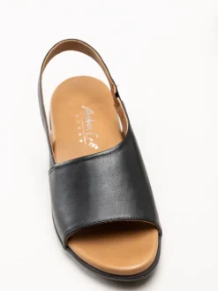 Andrea Conti - Svarta sandaler