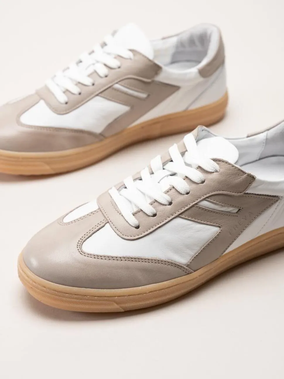 Andrea Conti - Vit beige sneakers i skinn