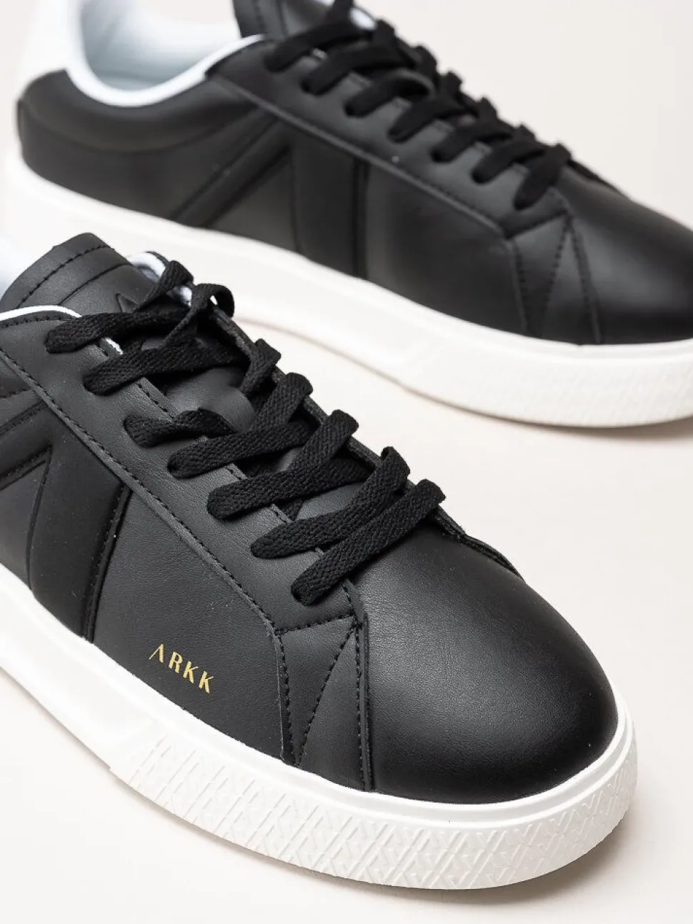 ARKK Copenhagen - Essence - Svarta sneakers i skinn