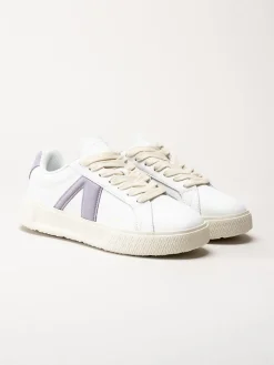 ARKK Copenhagen - Essence - Vita skinnsneakers med mockadetaljer