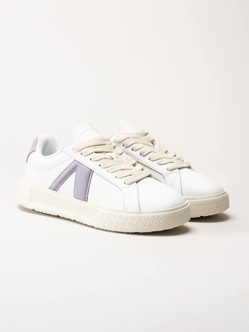 ARKK Copenhagen - Essence - Vita skinnsneakers med mockadetaljer
