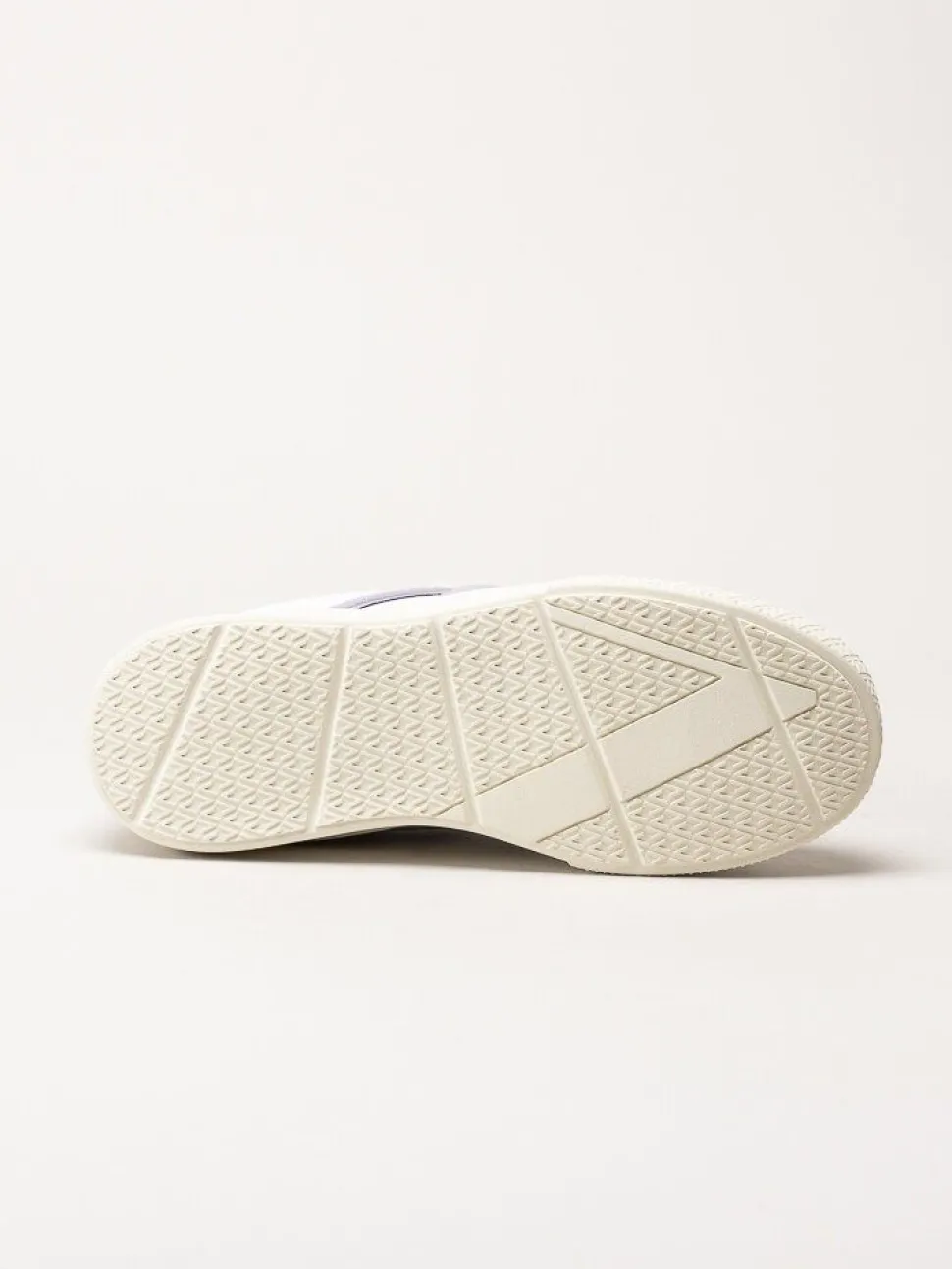 ARKK Copenhagen - Essence - Vita skinnsneakers med mockadetaljer