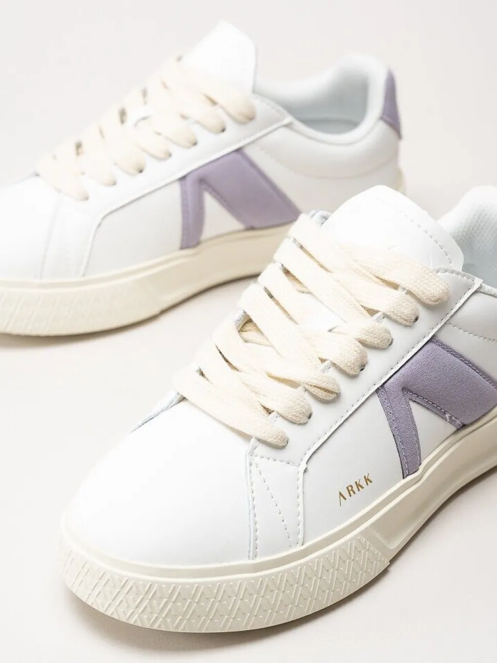ARKK Copenhagen - Essence - Vita skinnsneakers med mockadetaljer