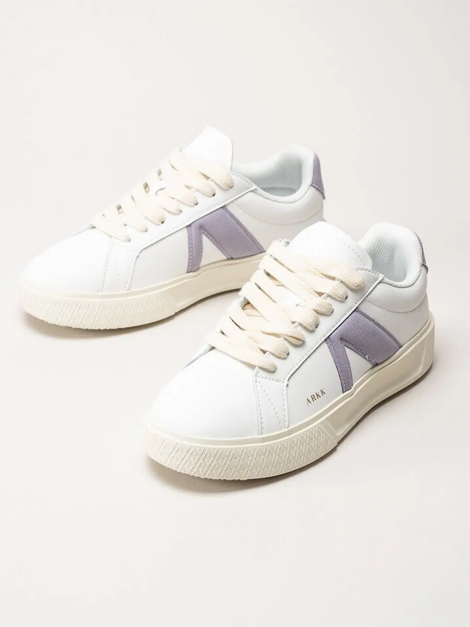 ARKK Copenhagen - Essence - Vita skinnsneakers med mockadetaljer