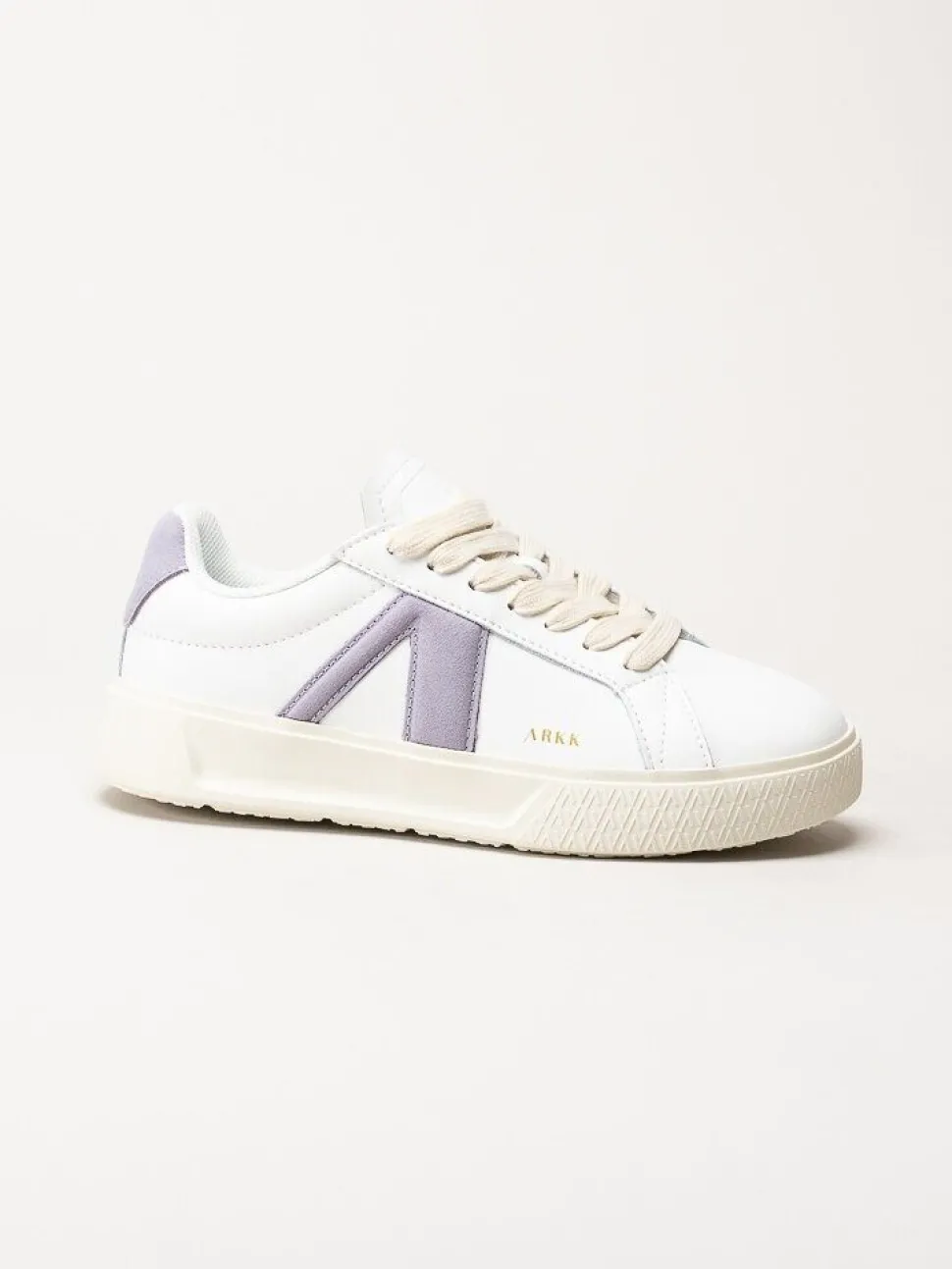 ARKK Copenhagen - Essence - Vita skinnsneakers med mockadetaljer