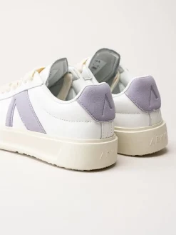ARKK Copenhagen - Essence - Vita skinnsneakers med mockadetaljer