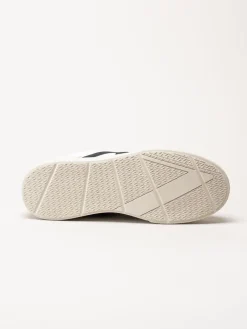ARKK Copenhagen - Uncover - Vita skinnsneakers med mockadetaljer
