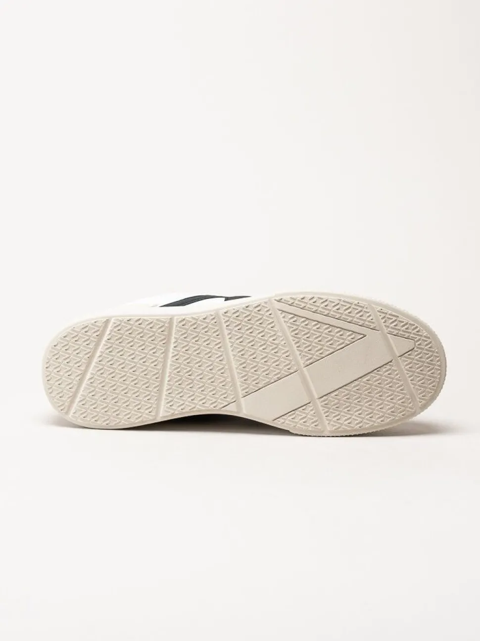 ARKK Copenhagen - Uncover - Vita skinnsneakers med mockadetaljer