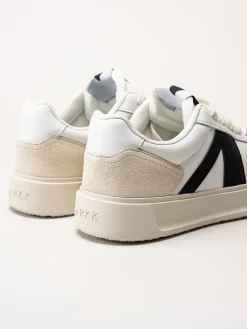 ARKK Copenhagen - Uncover - Vita skinnsneakers med mockadetaljer