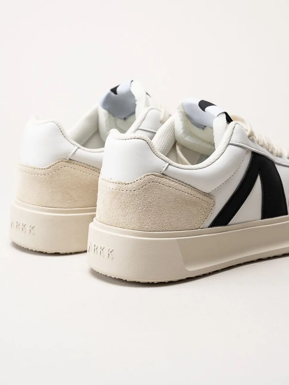 ARKK Copenhagen - Uncover - Vita skinnsneakers med mockadetaljer