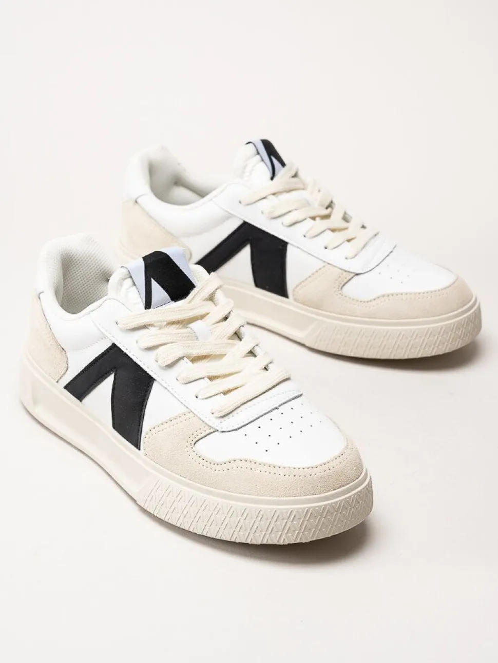ARKK Copenhagen - Uncover - Vita skinnsneakers med mockadetaljer