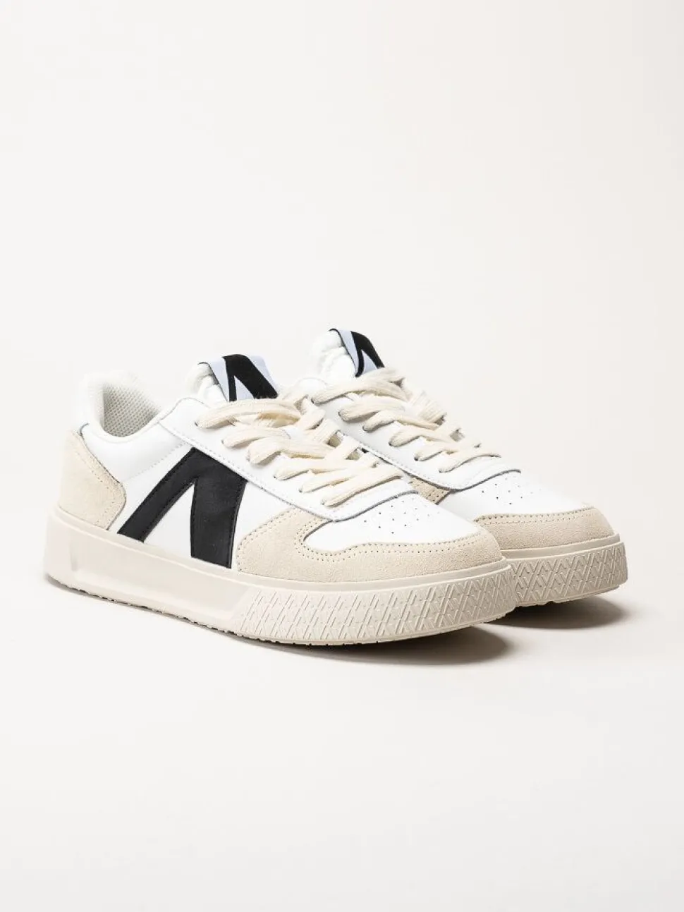 ARKK Copenhagen - Uncover - Vita skinnsneakers med mockadetaljer