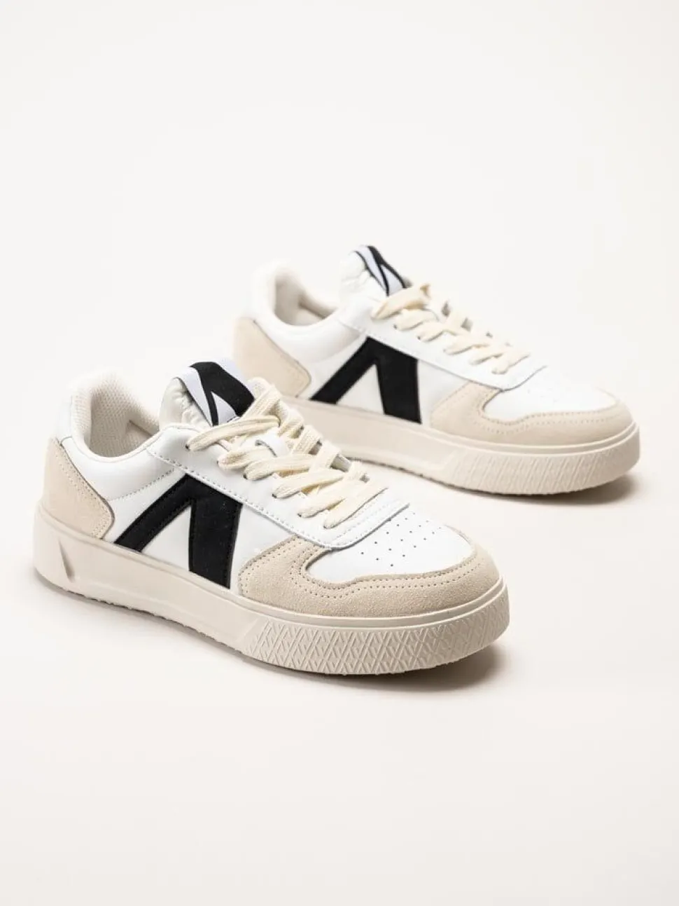 ARKK Copenhagen - Uncover - Vita skinnsneakers med mockadetaljer