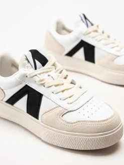 ARKK Copenhagen - Uncover - Vita skinnsneakers med mockadetaljer