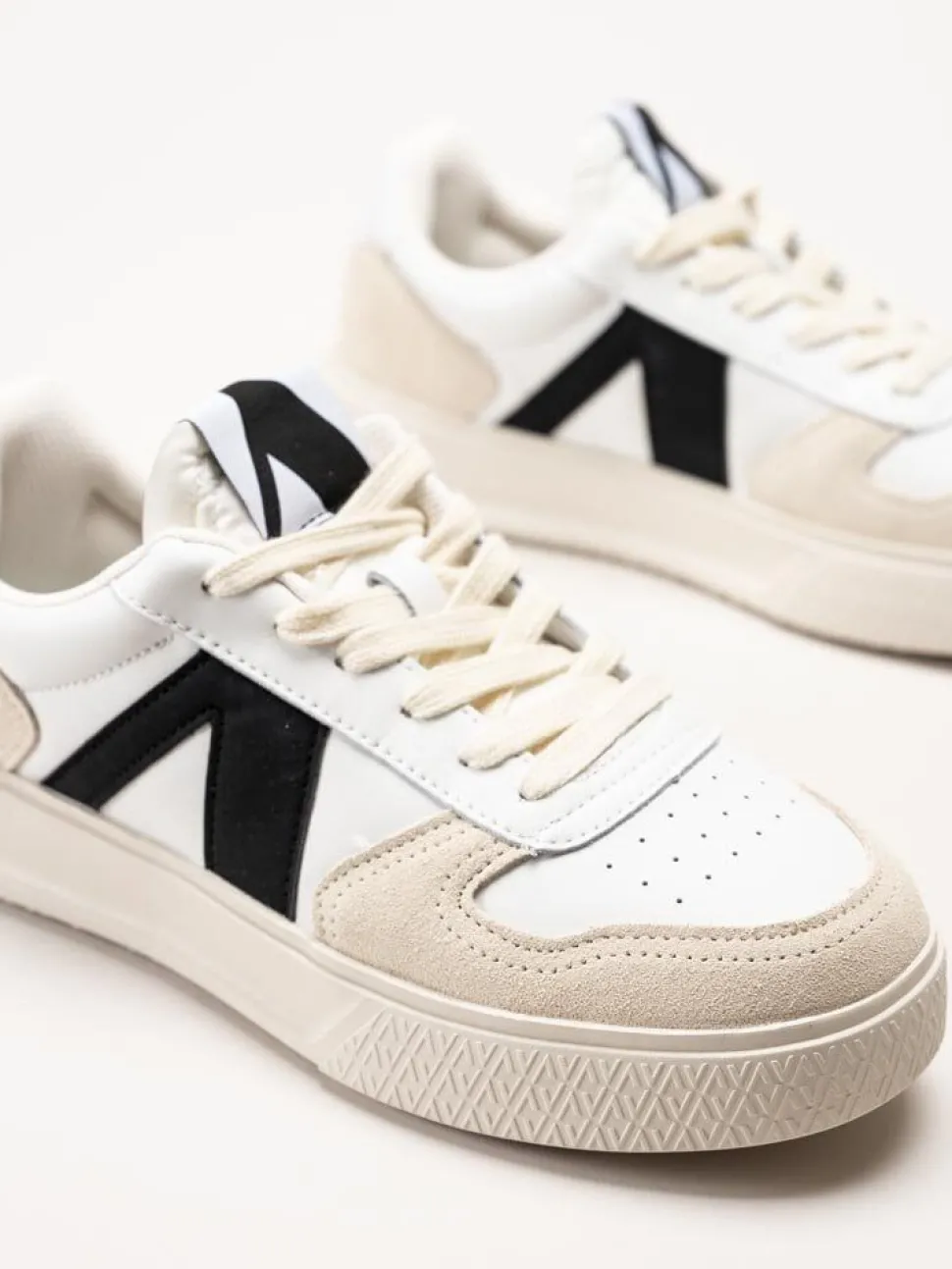 ARKK Copenhagen - Uncover - Vita skinnsneakers med mockadetaljer
