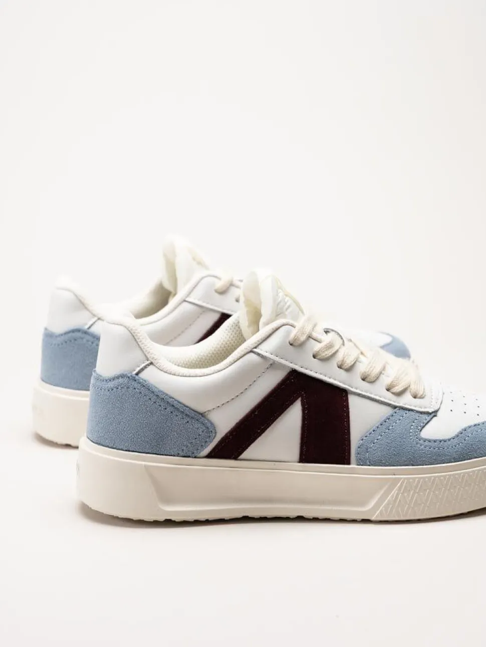 ARKK Copenhagen - Uncover - Vita skinnsneakers med mockadetaljer