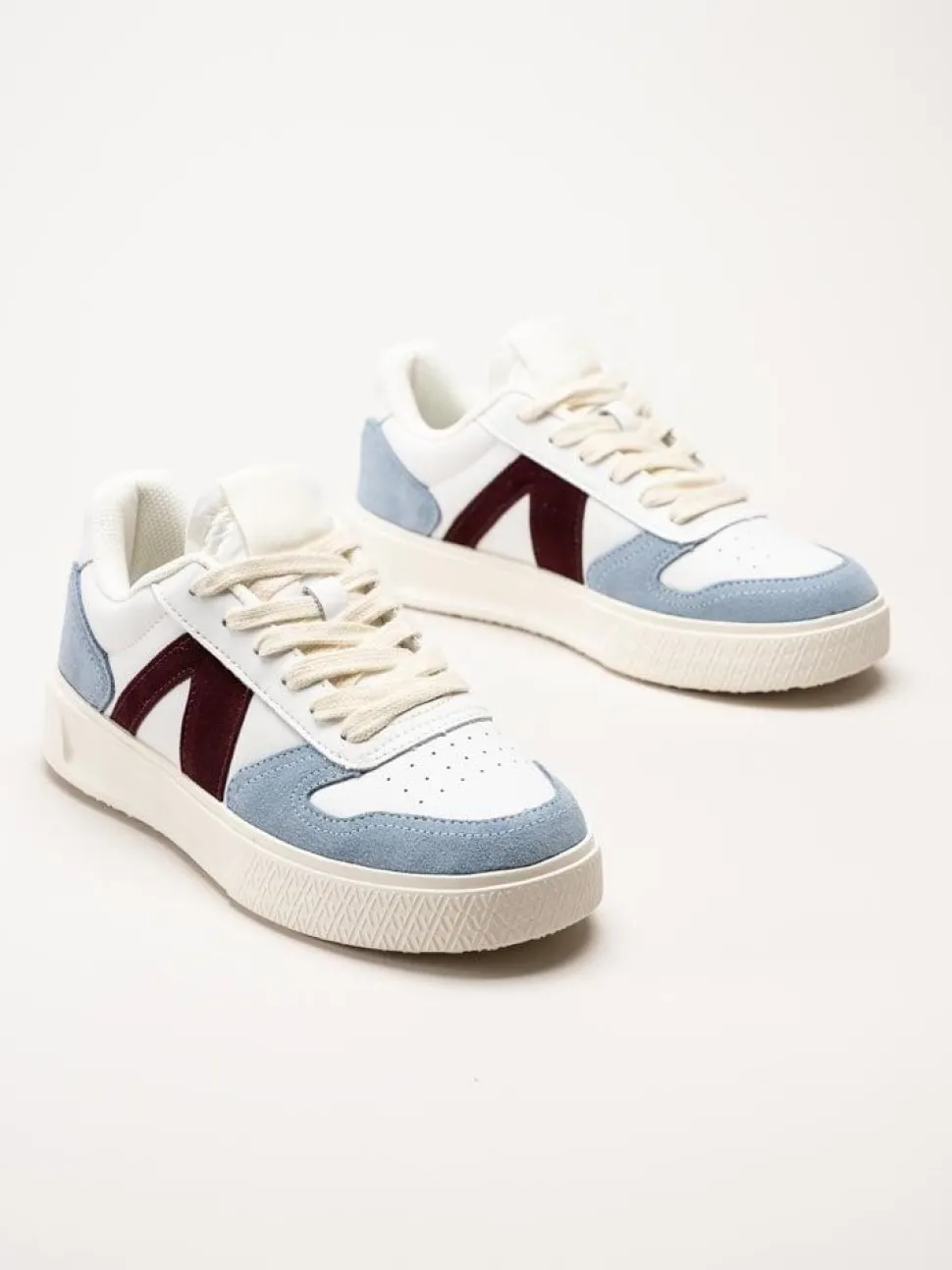 ARKK Copenhagen - Uncover - Vita skinnsneakers med mockadetaljer