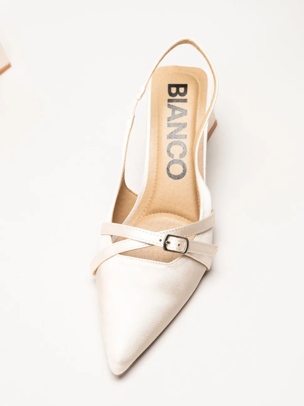 Bianco - Biamaralyn Buckle - Offwhite slingback pumps i satin
