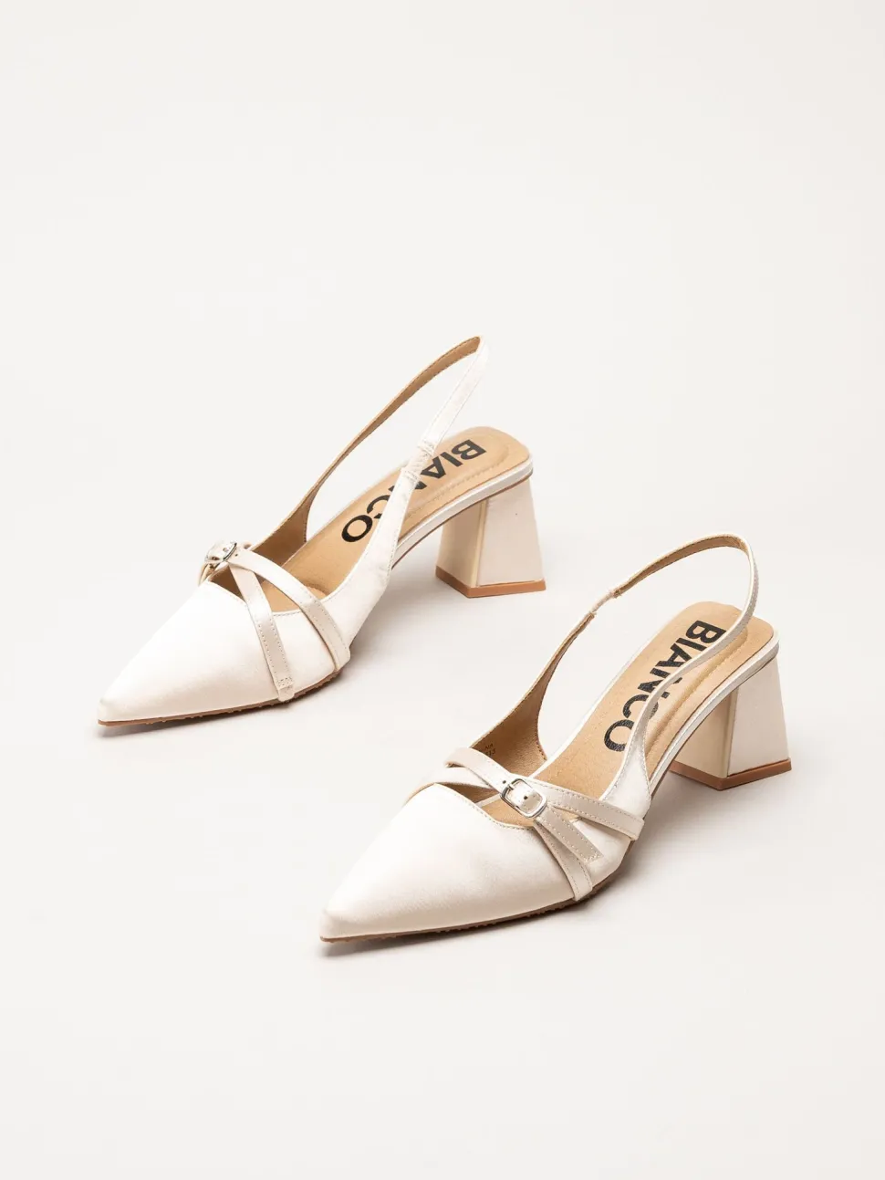 Bianco - Biamaralyn Buckle - Offwhite slingback pumps i satin