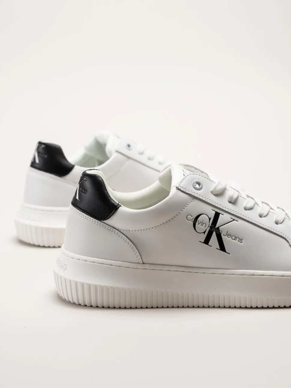 Calvin Klein - SEAMUS 20L - Vita sneakers i skinn