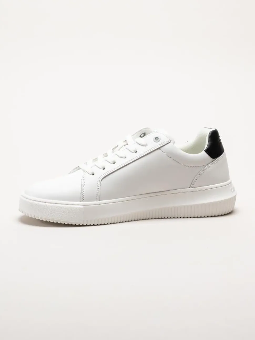 Calvin Klein - SEAMUS 20L - Vita sneakers i skinn