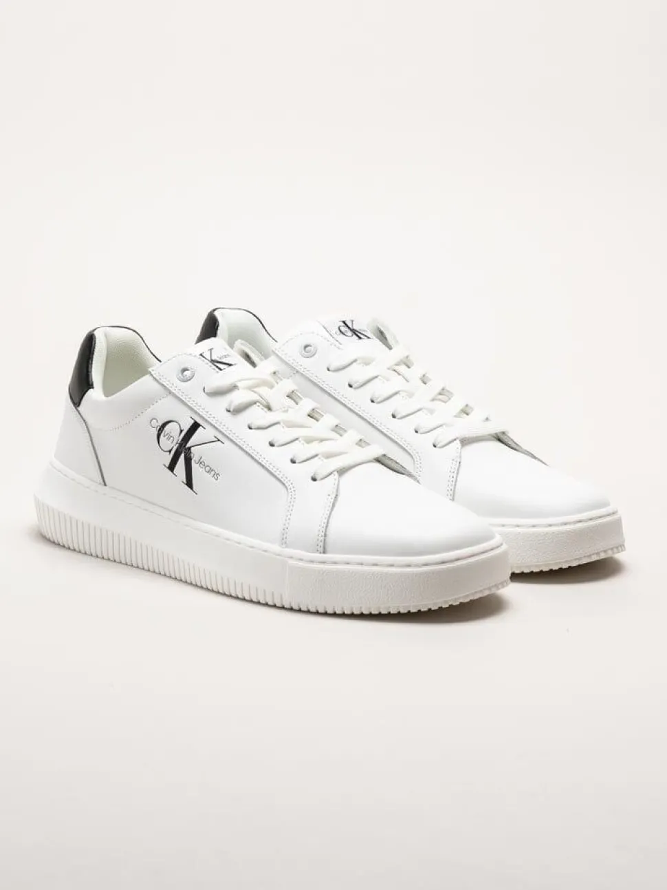 Calvin Klein - SEAMUS 20L - Vita sneakers i skinn