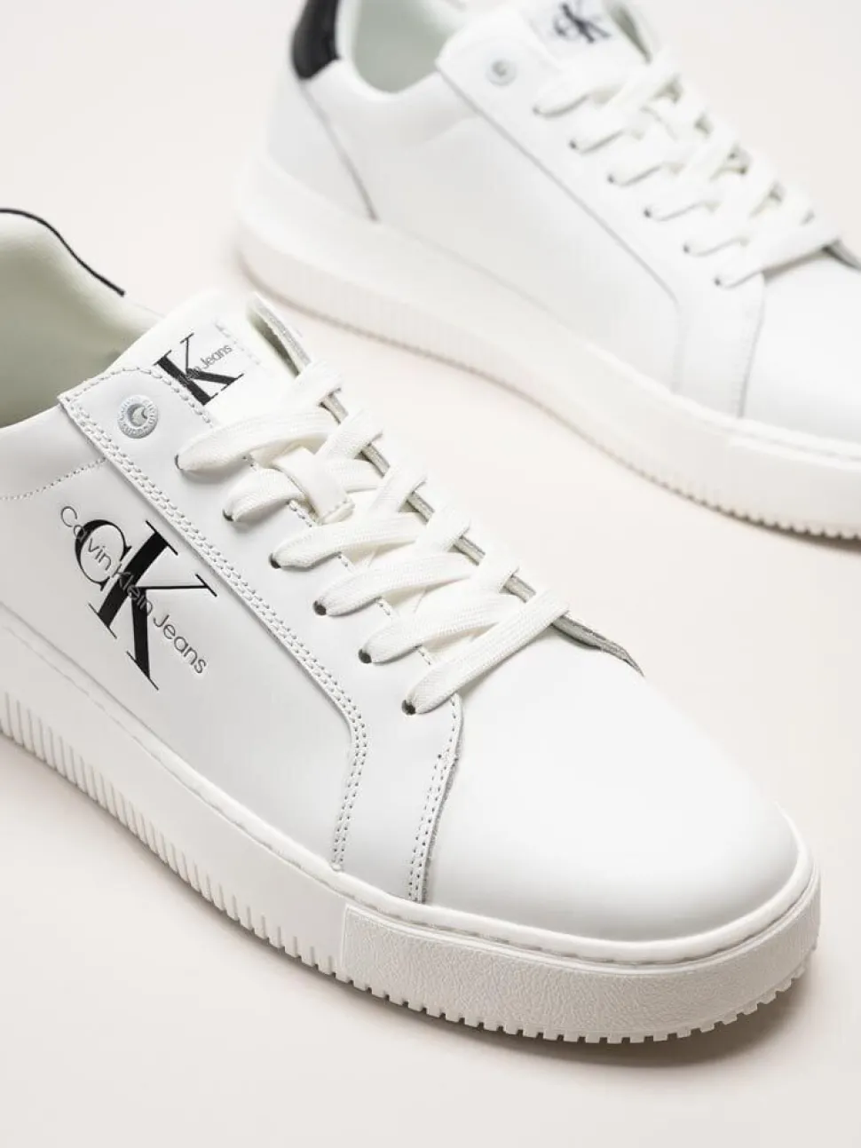 Calvin Klein - SEAMUS 20L - Vita sneakers i skinn