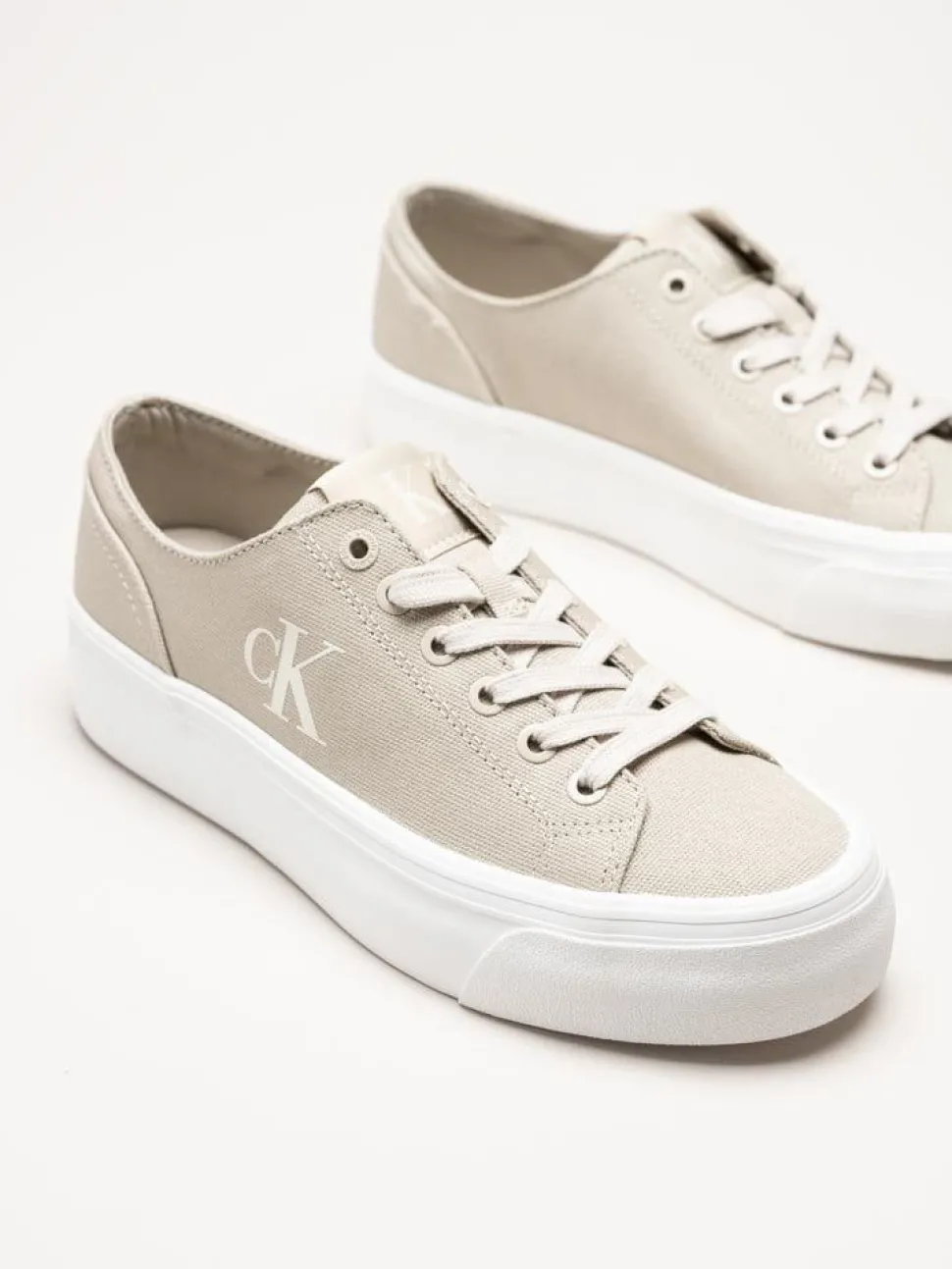 Calvin Klein - Vulc Platform Low CV Mg - Beige platåsneakers i textil