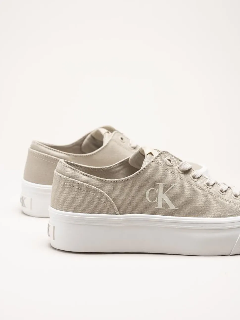 Calvin Klein - Vulc Platform Low CV Mg - Beige platåsneakers i textil