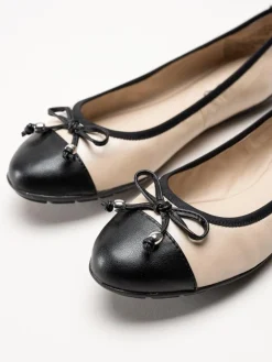 Caprice - Beige ballerina i skinn med svarta detaljer
