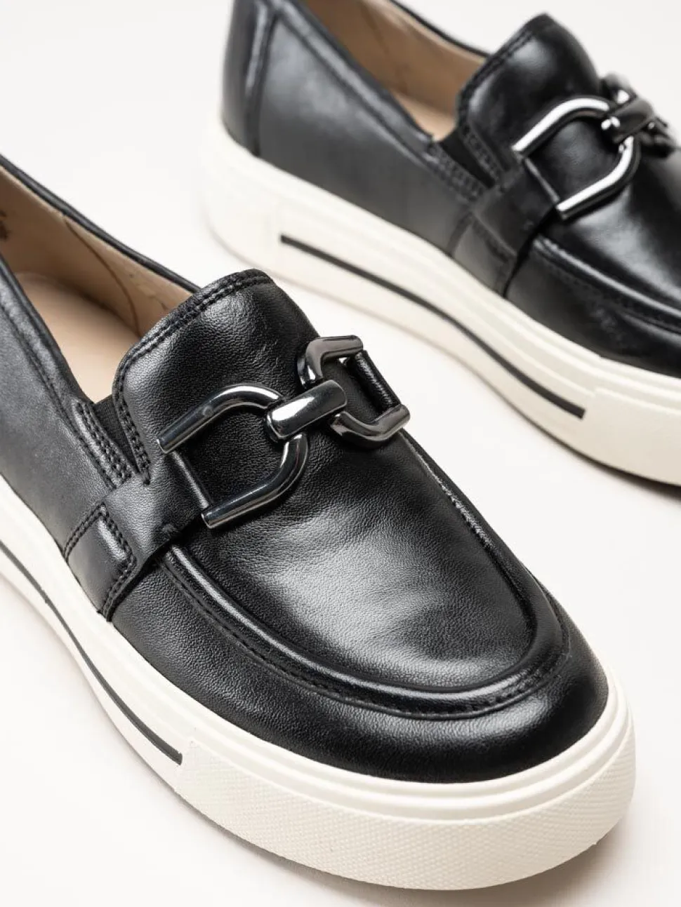 Caprice - Svarta loafers i skinn