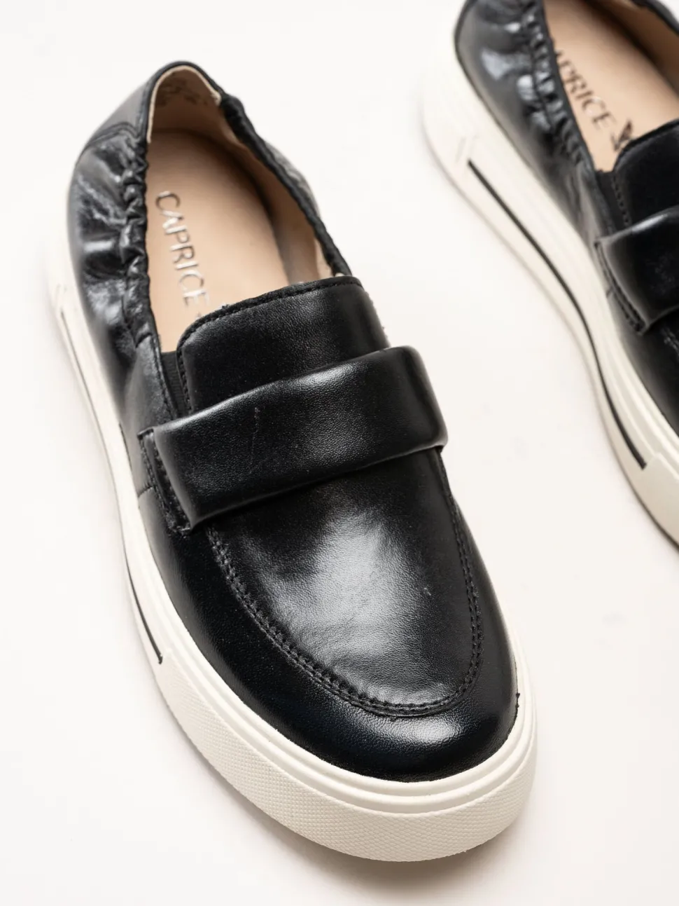 Caprice - Svarta loafers i skinn