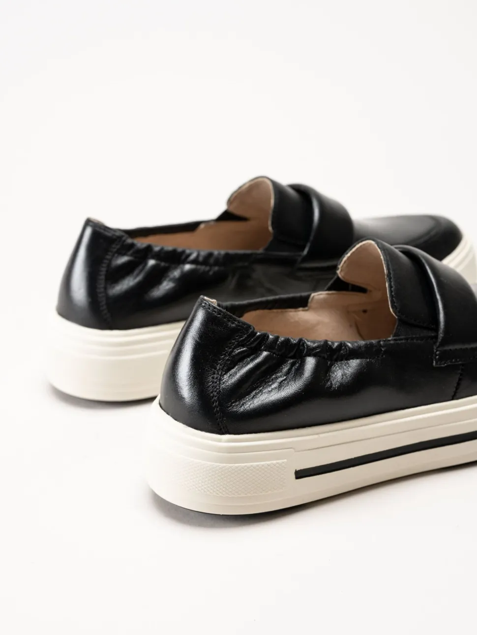 Caprice - Svarta loafers i skinn