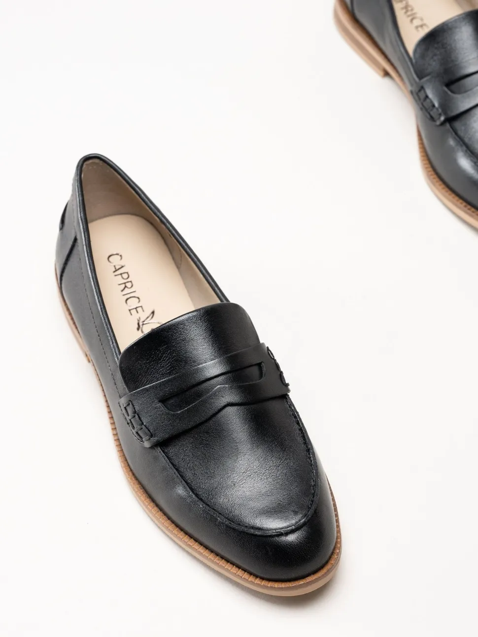 Caprice - Svarta pennyloafers i skinn