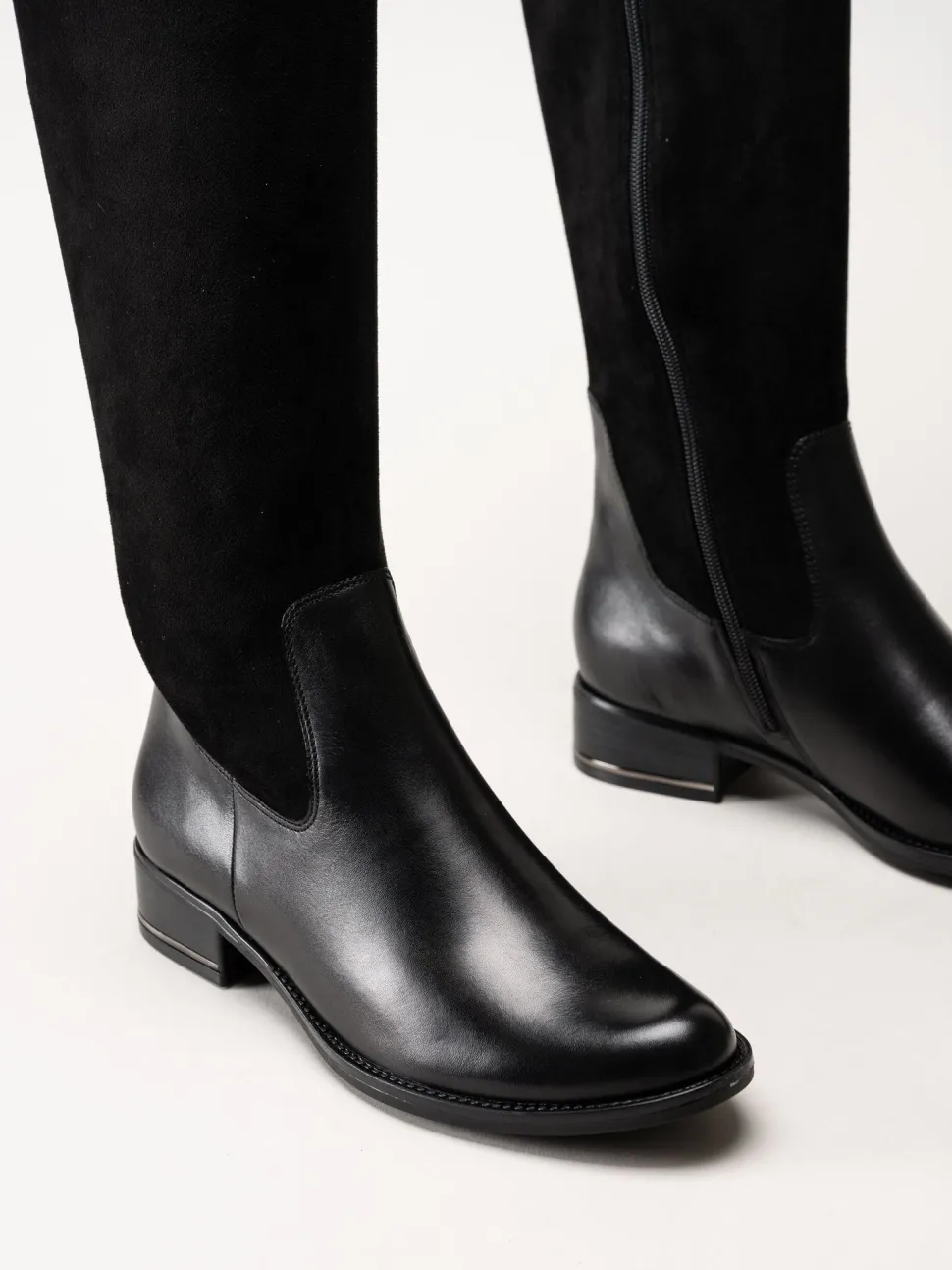 Caprice - Svarta stövlar i skinn och textil