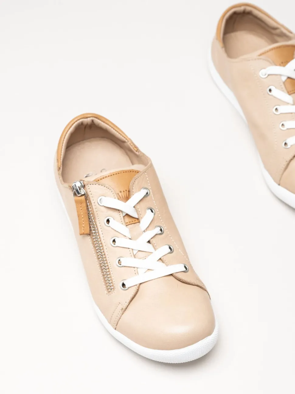 Charlotte of Sweden - Beige sneakers i skinn