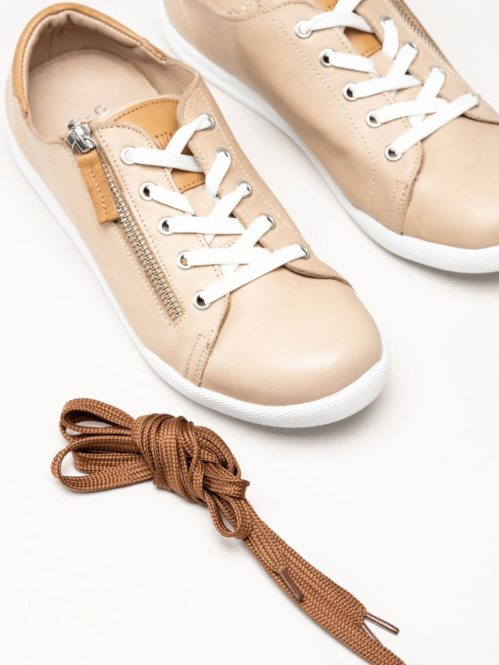 Charlotte of Sweden - Beige sneakers i skinn