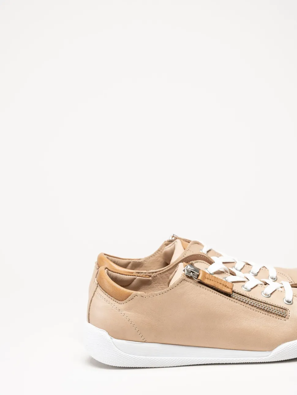 Charlotte of Sweden - Beige sneakers i skinn