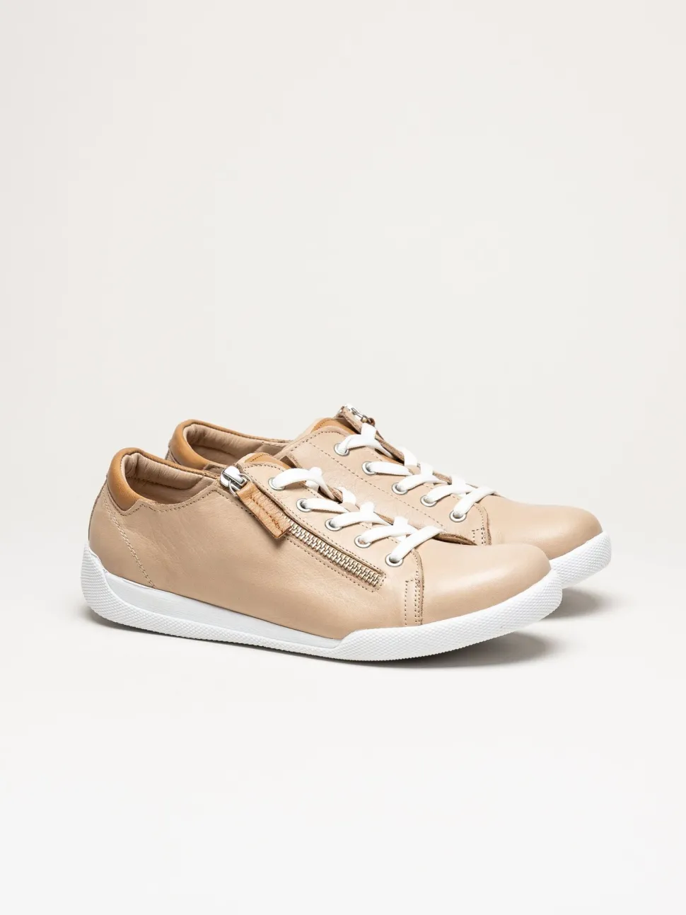 Charlotte of Sweden - Beige sneakers i skinn