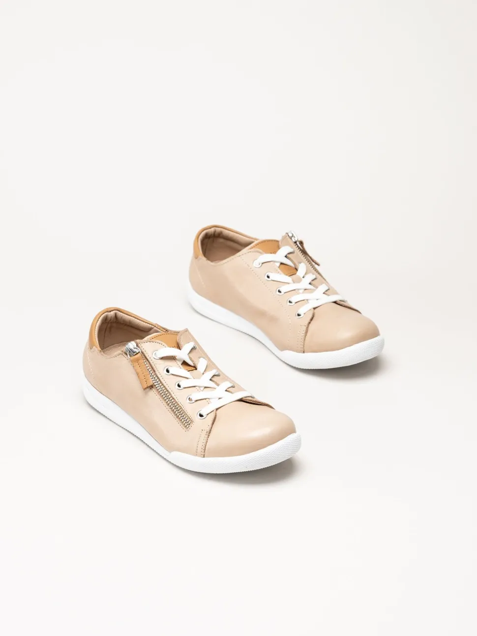 Charlotte of Sweden - Beige sneakers i skinn