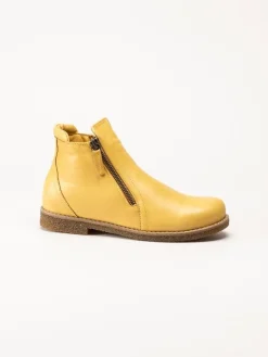 Charlotte of Sweden - Gula boots i skinn
