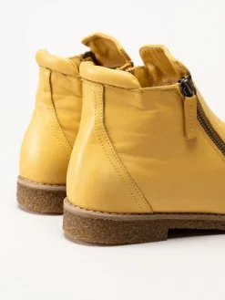 Charlotte of Sweden - Gula boots i skinn